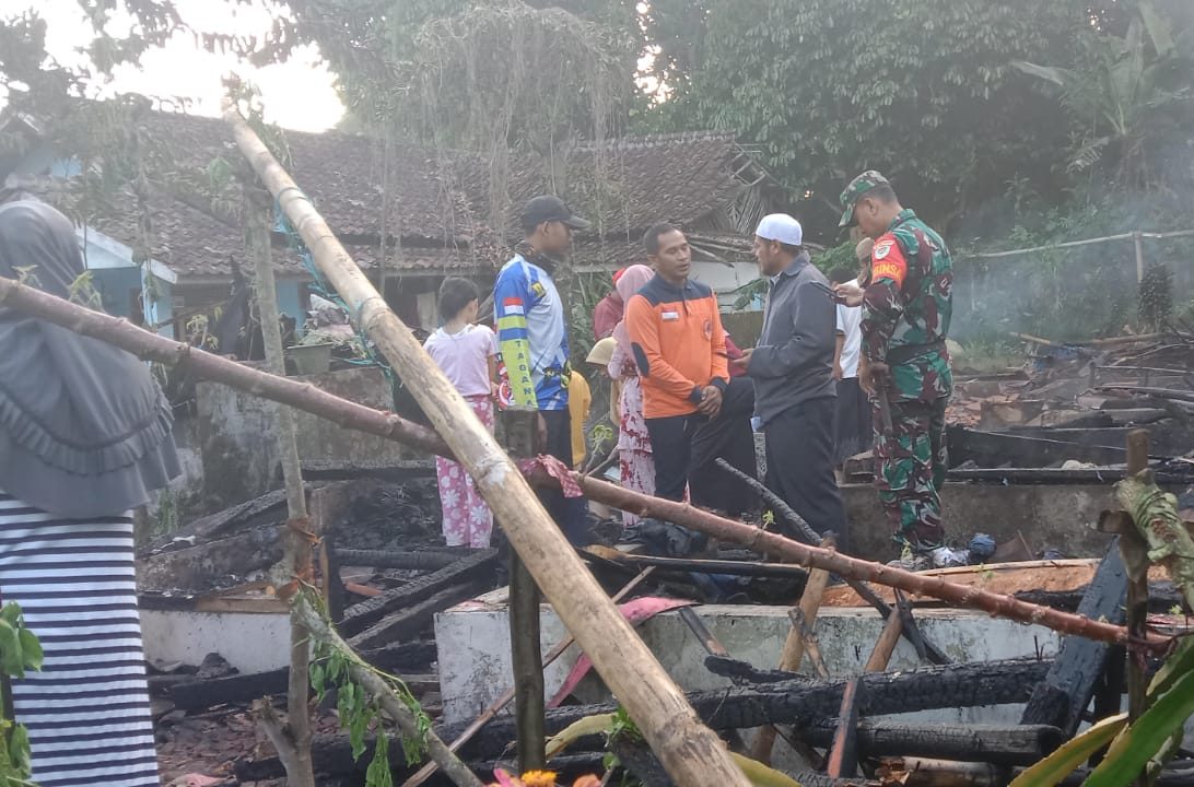 Diduga Konsleting Arus Listrik, Satu Rumah Di Ciambar Ludes Terbakar