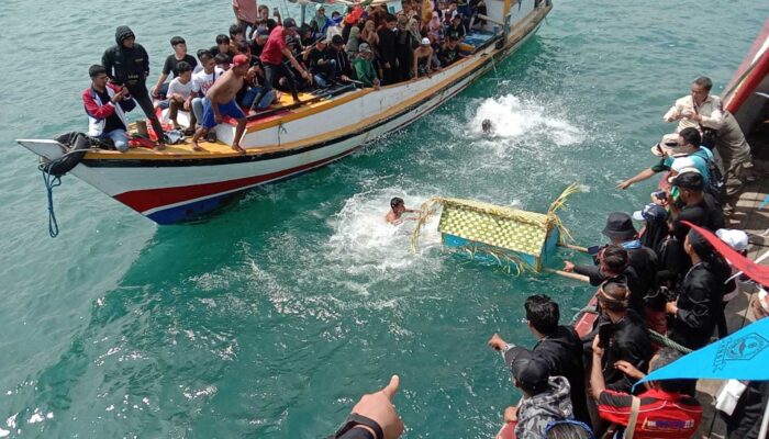 Tradisi Labuh Saji Ikon Syukuran Hari Nelayan Palabuhanratu