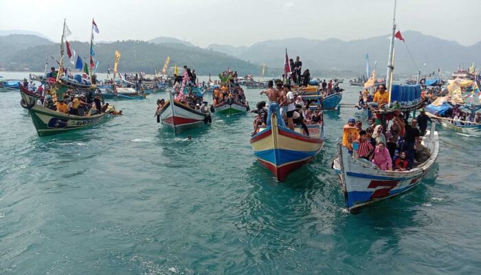 Tradisi Labuh Saji Ikon Syukuran Hari Nelayan Palabuhanratu