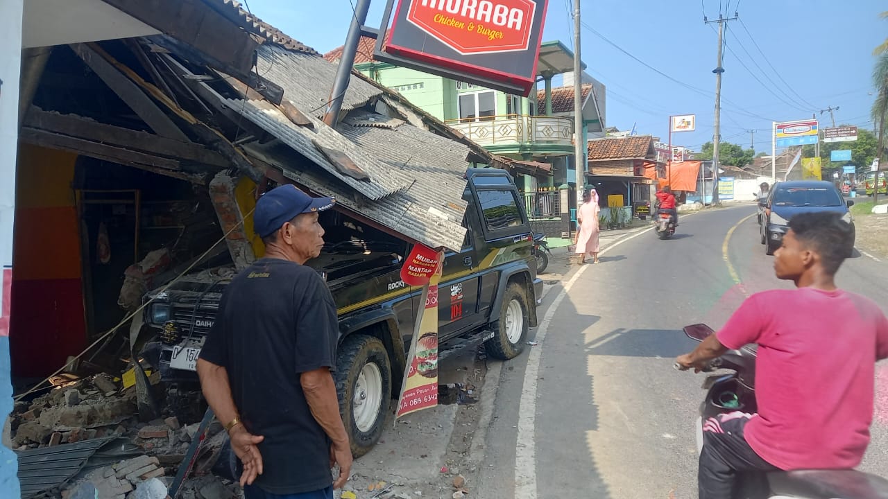 mobil tabrak ruko di Cimaja Sukabumi