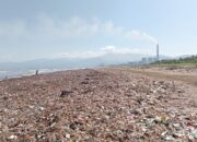 Viral di Medsos Pantai Talanca Sukabumi Penuh Tumpukan Sampah