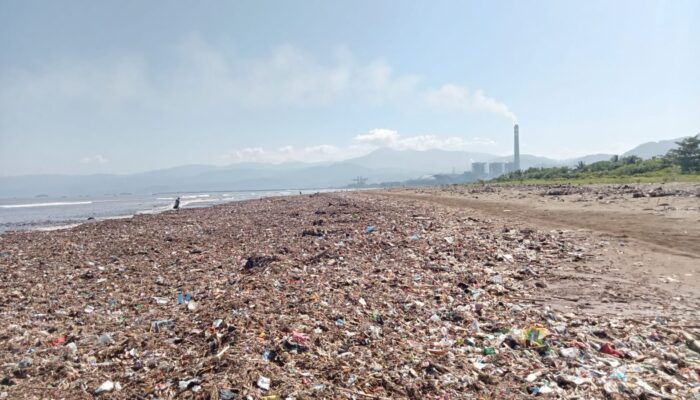 Viral di Medsos Pantai Talanca Sukabumi Penuh Tumpukan Sampah