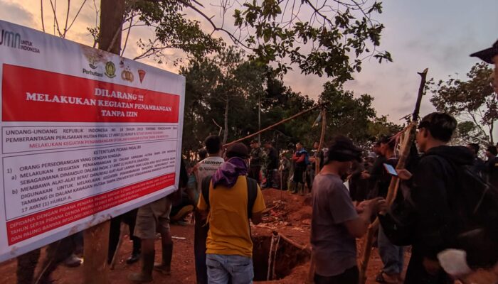 Penambang Emas Ilegal di Sukabumi Berhamburan Saat Di Bubarkan Polhut