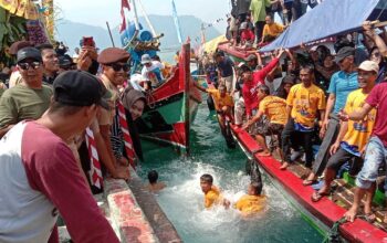 Prosesi Labuh Saji pada syukuran Hari Nelayan Palabuhanratu ke -63, Minggu(21/5/2023).[foto:penasukabumi/ilham]