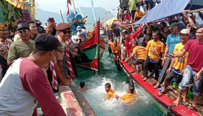 Tradisi Labuh Saji Ikon Syukuran Hari Nelayan Palabuhanratu