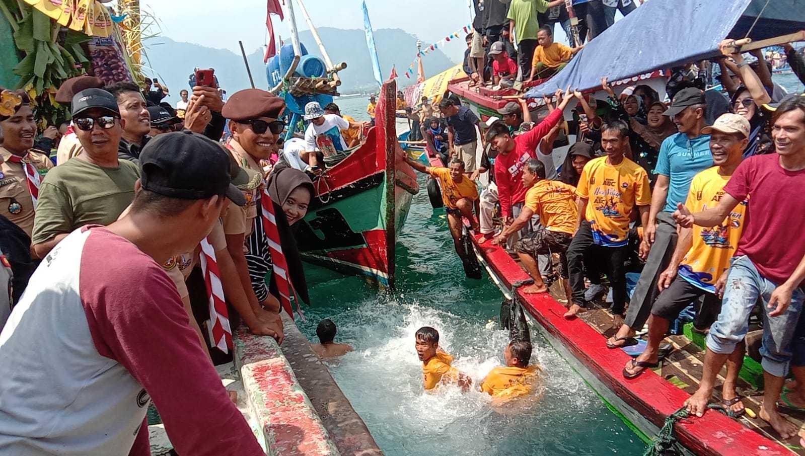 Prosesi Labuh Saji pada syukuran Hari Nelayan Palabuhanratu ke -63, Minggu(21/5/2023).[foto:penasukabumi/ilham]