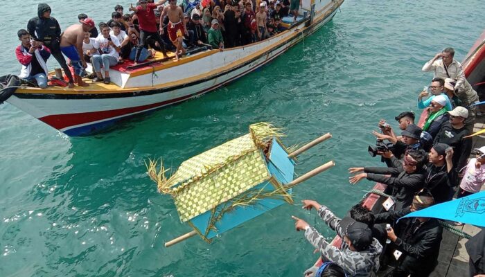 Tradisi Labuh Saji Ikon Syukuran Hari Nelayan Palabuhanratu