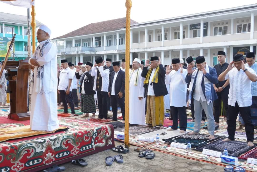 Bentuk Pribadi Muslim Berkualitas, Bupati Beserta Forkompinda Shalat Idul Adha di Ponpes Azzainiyyah