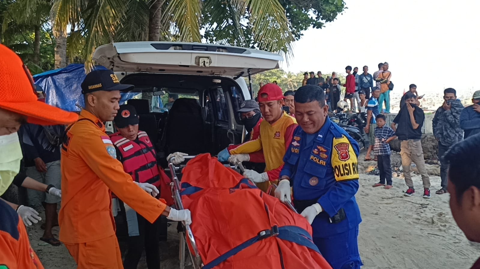 Evakusi jasad korban ditelan ombak pantai pasir putih sukabumi