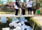 Dukung Program Papanting Dinas Perikanan Serahkan Benih Ikan Nila di Kadudampit