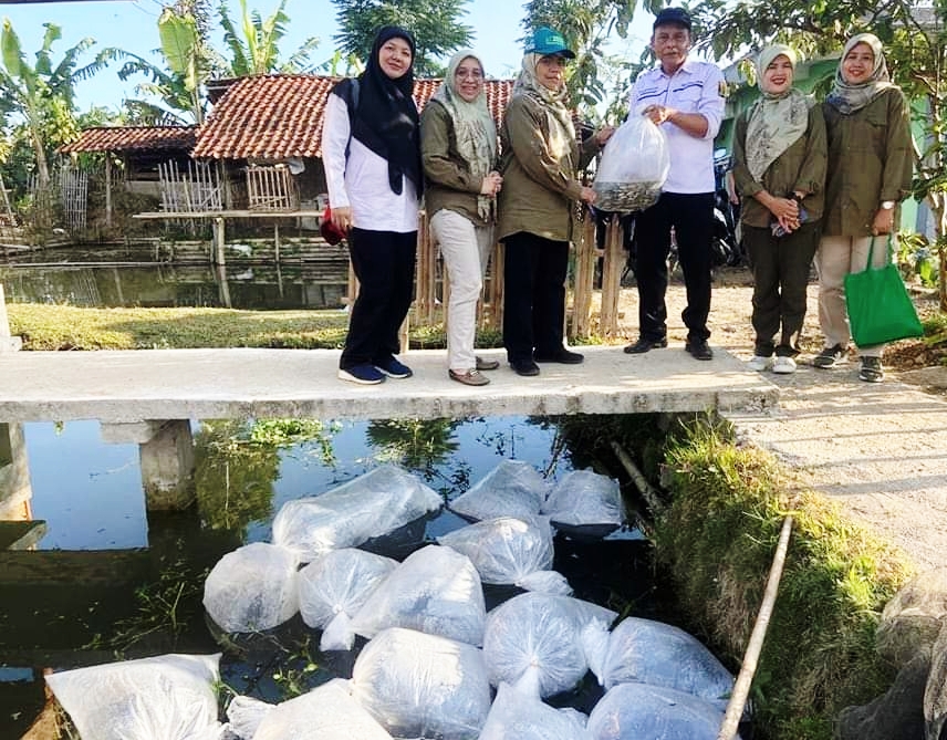 Dukung Program Papanting Dinas Perikanan Serahkan Benih Ikan Nila di Kadudampit