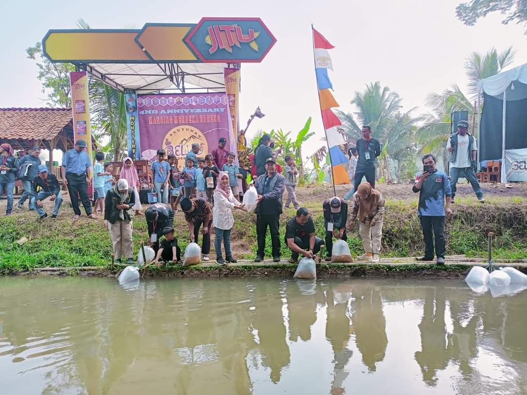 Restorasi Ekosistem Sungai Cimandiri melalui Restocking 3000 Ikan Nilem oleh Dinas Perikanan