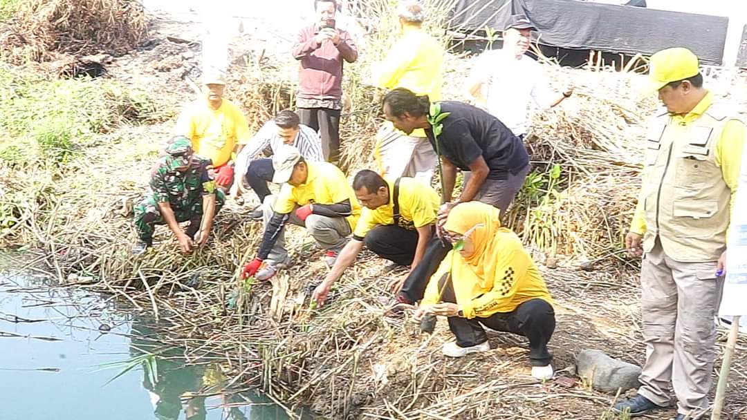 Gerakan Bersih Pantai Mewarnai Cimaja Surfing Festival 2023 di Kabupaten Sukabumi