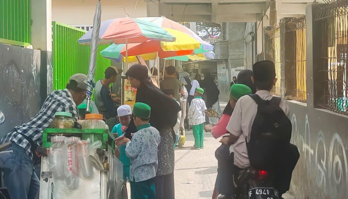 SMP Islam Nurul Amal Sukabumi, Mendorong Pertumbuhan Pedagang Kecil Sekitar