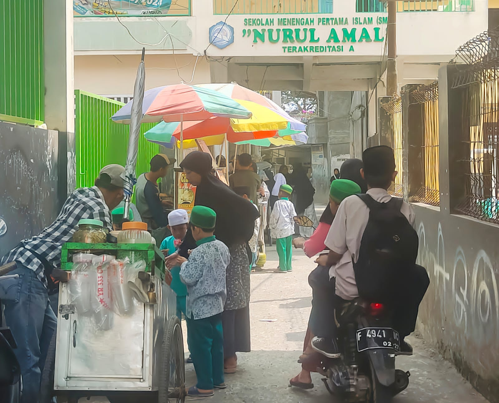 SMP Islam Nurul Amal Sukabumi, Mendorong Pertumbuhan Pedagang Kecil Sekitar