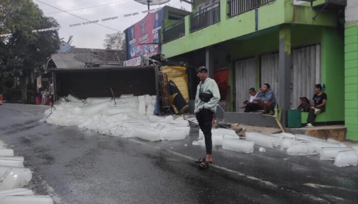 Truk Muatan Es Balok Tabrak 3 Ruko di Jampangkulon Sukabumi