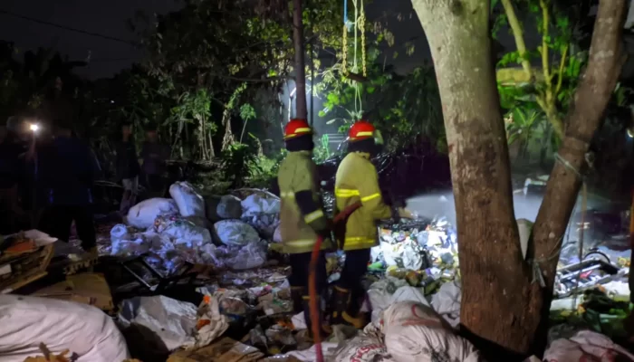 Gudang Rongsok di Mekarsari Terbakar, Warga Berjibaku Padamkan Api