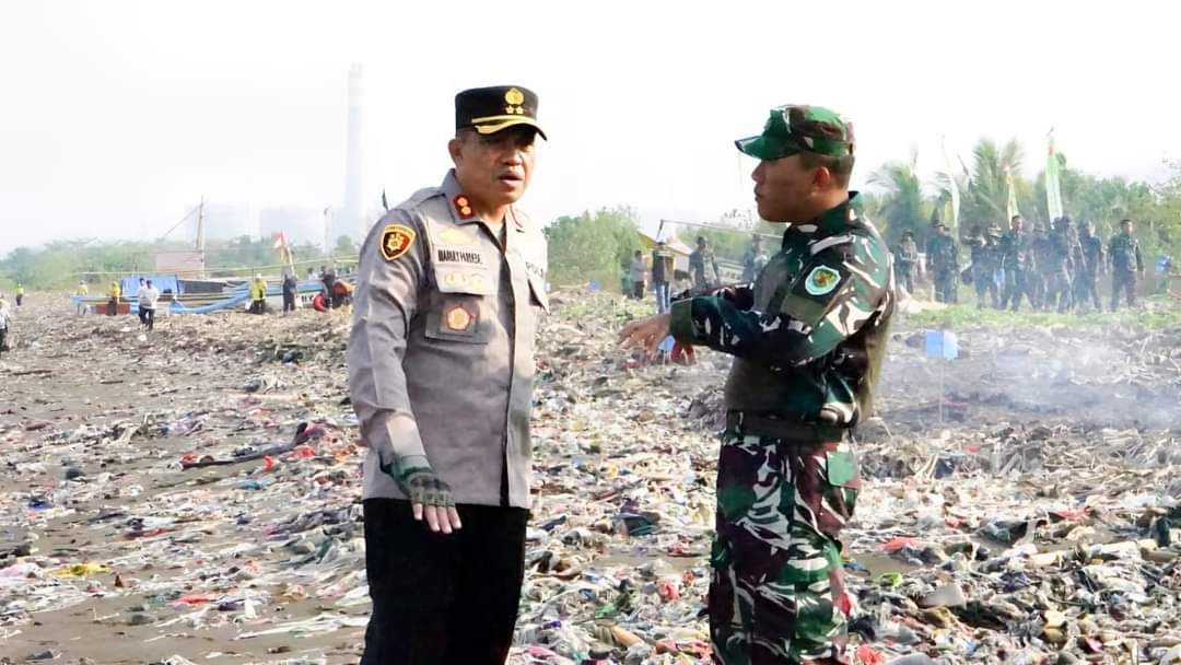 Sambut HUT TNI ke-78, Kodim 0622 Kabupaten Sukabumi Gelar Aksi Bersih Pantai Cibutun