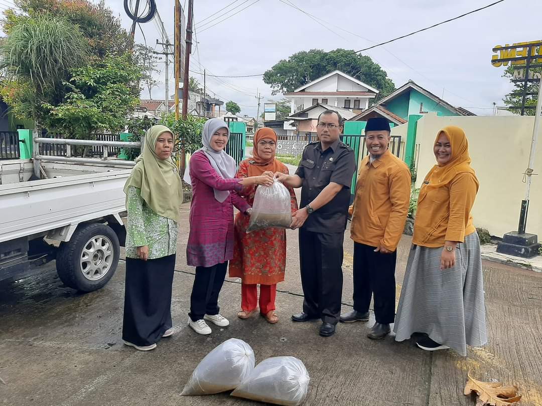 Diskan Sukabumi Lepasliarkan Ikan dan Intervensi Penanganan Stunting di Bojonggenteng