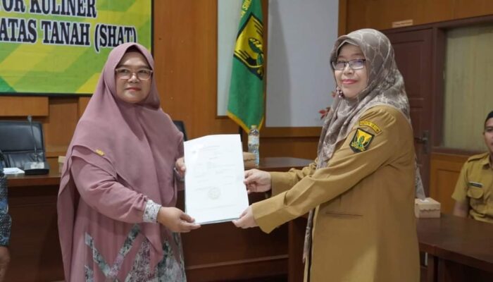 DKUKM Kabupaten Sukabumi Serahkan Sertifikat Tanah Kepada Pelaku UMKM