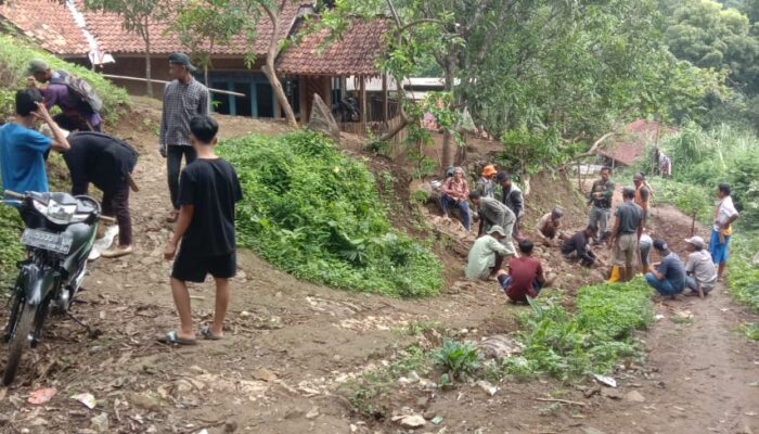 Warga Ciangkrek Sukabumi Bersyukur, Jalan Diperbaiki oleh Relawan SHM