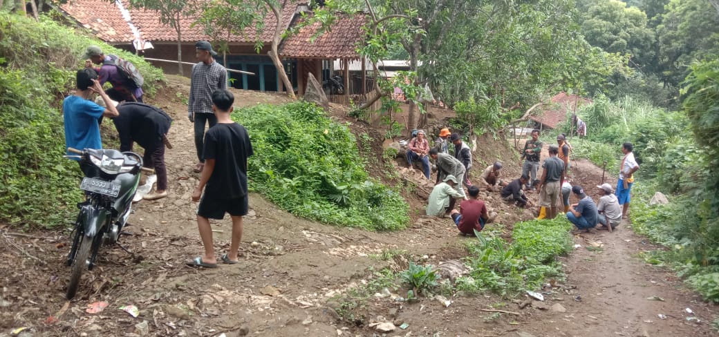 Warga Ciangkrek Sukabumi Bersyukur, Jalan Diperbaiki oleh Relawan SHM