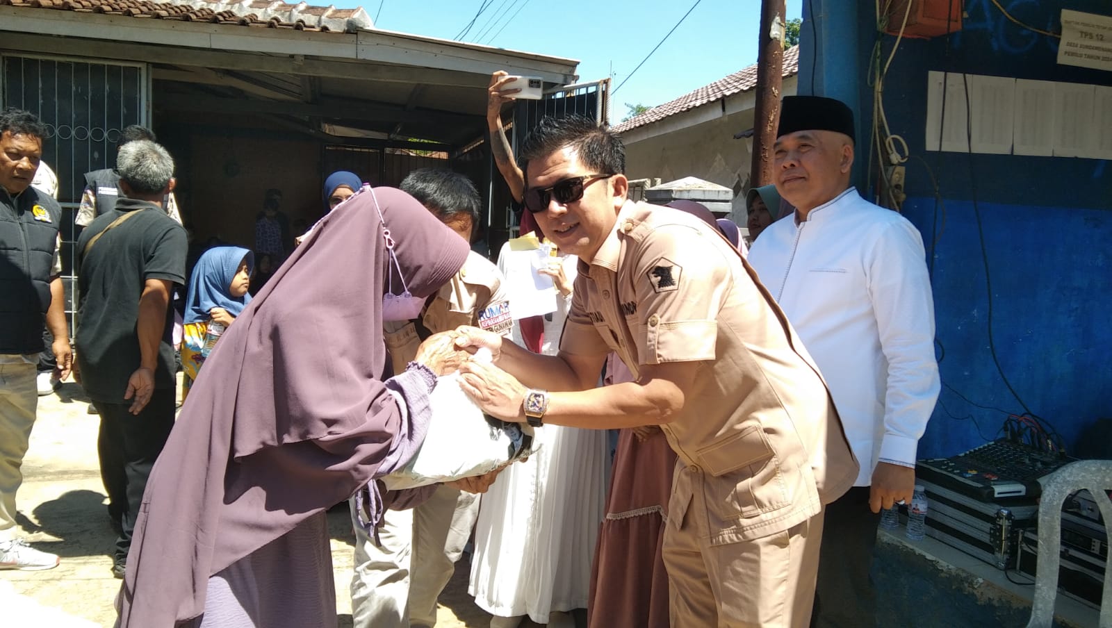 Tedi Setiadi Bagikan Sembako dan Santunan Anak Yatim di Parungkuda