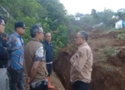 Wabup Sukabumi Tinjau Lokasi Bencana Pergerakan Tanah di Cibadak