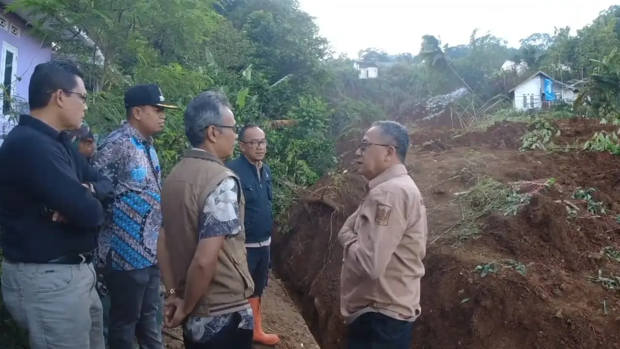 Wabup Sukabumi Tinjau Lokasi Bencana Pergerakan Tanah di Cibadak