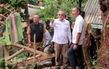 Wabup Sukabumi Dampingi Pj Gubernur Tinjau Lokasi Bencana di Cibadak