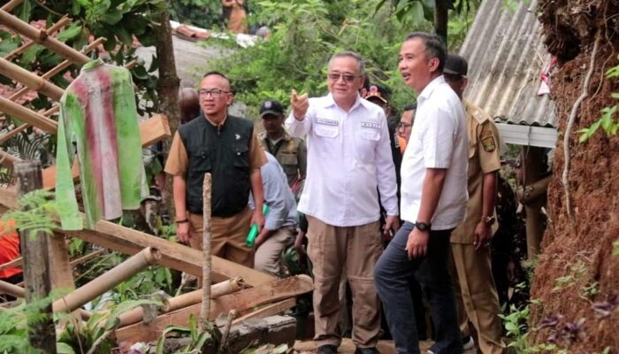 Wabup Sukabumi Dampingi Pj Gubernur Tinjau Lokasi Bencana di Cibadak