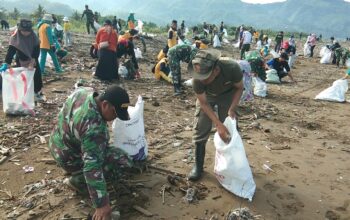 Kodim 0622 Kabupaten Sukabumi Bersihkan Pantai Loji di Awal Tahun 2024