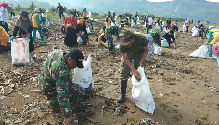 Kodim 0622 Kabupaten Sukabumi Bersihkan Pantai Loji di Awal Tahun 2024