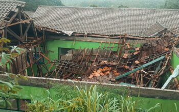 Komputer dan Elektronik Hancur Akibat Ambruknya Atap SMPN 2 Simpenan