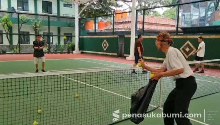 Jurnalis Bela Negara Ajak Abah Landoeng Berlatih Tenis di Makodiklatad