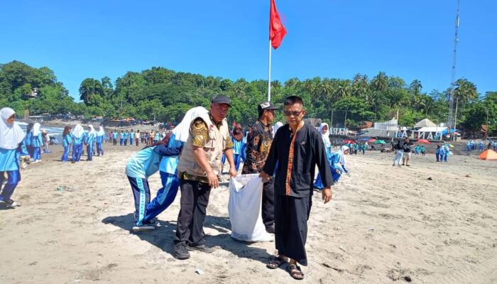 Pasca Libur Lebaran, Forkopimcam Cisolok Inisiasi Operasi Semut di Pantai Karanghawu