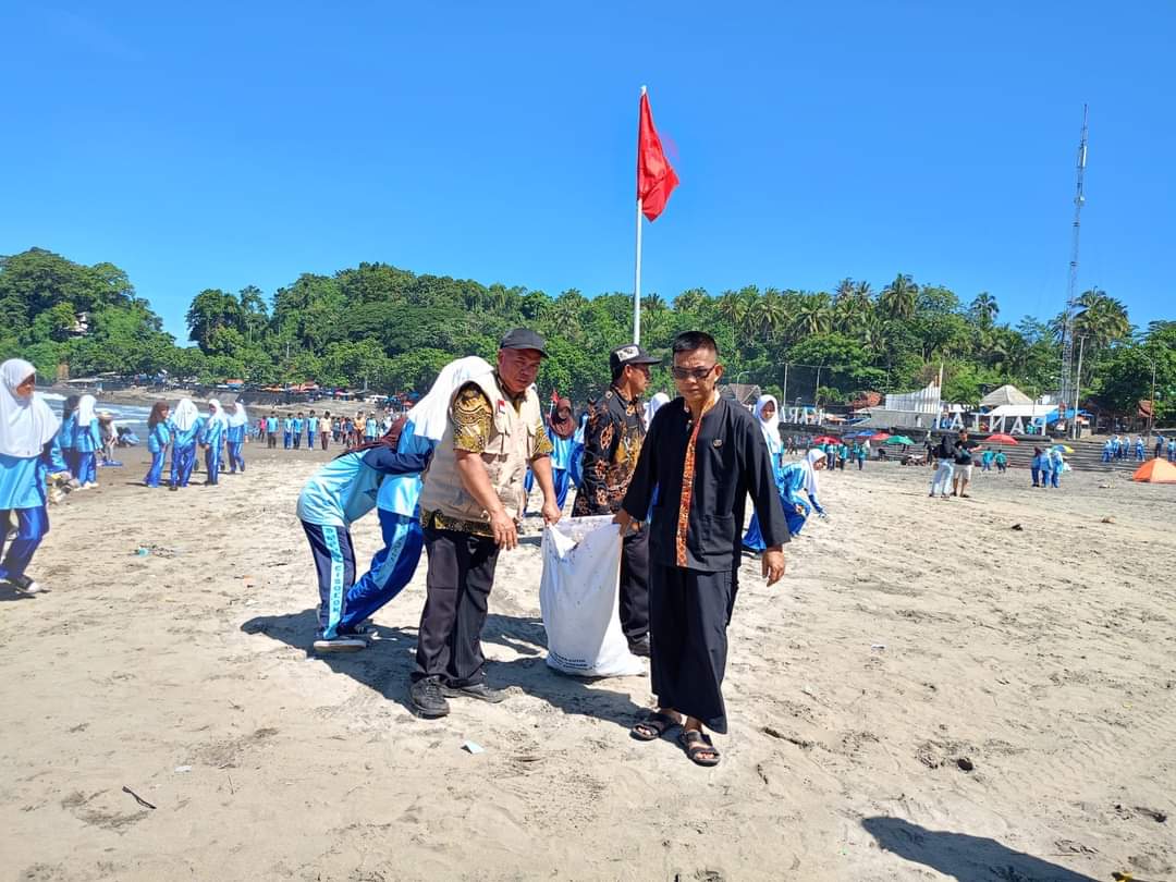 Pasca Libur Lebaran, Forkopimcam Cisolok Inisiasi Operasi Semut di Pantai Karanghawu