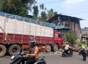 Rem Blong, Truk Tronton Tabrak Rumah di Cicurug, Sukabumi