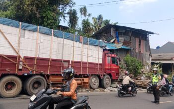 Rem Blong, Truk Tronton Tabrak Rumah di Cicurug, Sukabumi