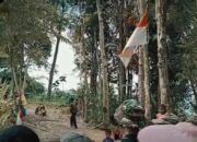 Momen Haru di TMMD Cikidang, Masyarakat Hentikan Pekerjaan untuk Kibarkan Bendera