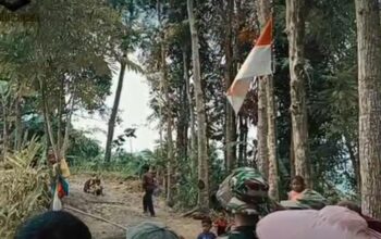 Momen Haru di TMMD Cikidang, Masyarakat Hentikan Pekerjaan untuk Kibarkan Bendera