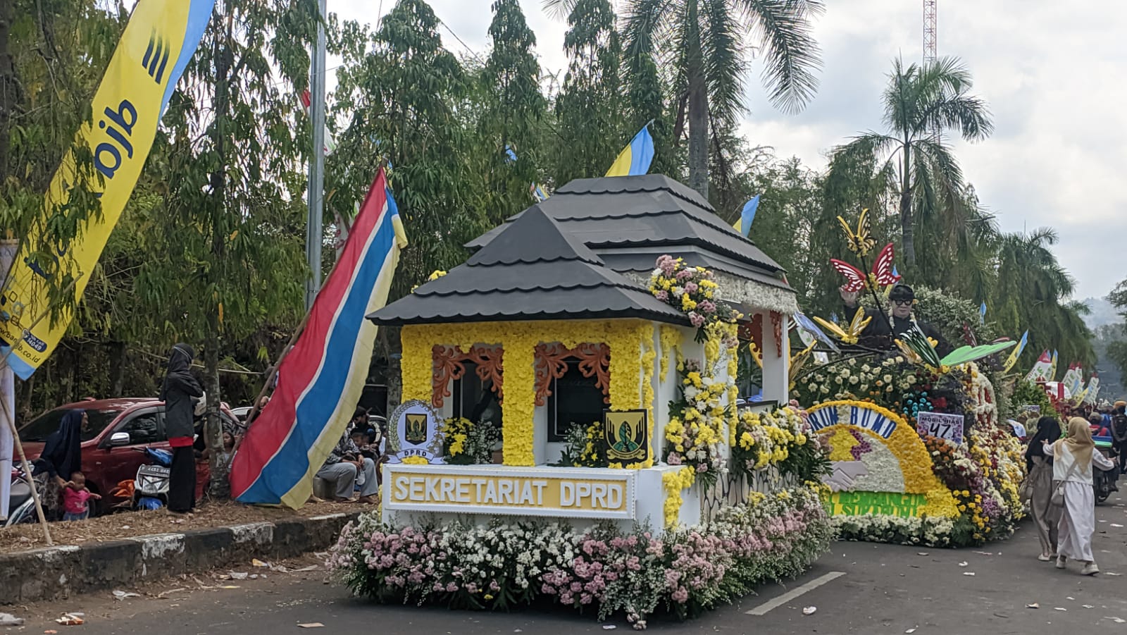 DPRD Sukabumi Tampilkan Gedung Dewan Berbalut Bunga di Karnaval Sukabumi Suka Bunga