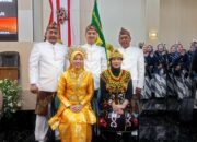 Dua Anggota DPRD Sukabumi Tampil Nyentrik dengan Pakaian Adat Dayak dan Melayu di Paripurna HJKS