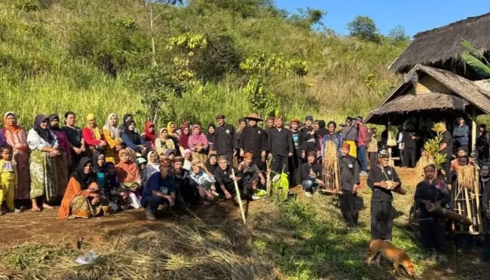 Ngaseuk Bersama di Kasepuhan Cipta Mulya: Andreas Tunjukkan Kepedulian pada Ketahanan Pangan