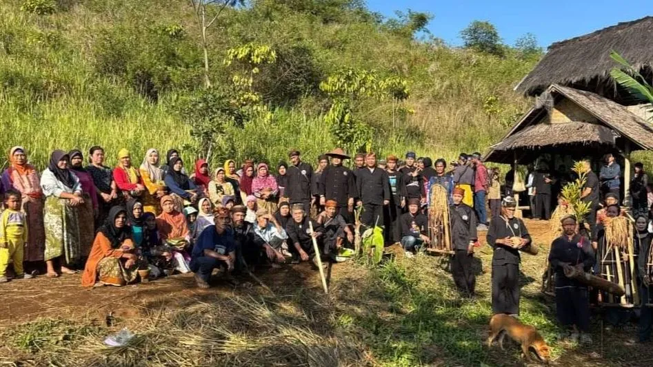 Ngaseuk Bersama di Kasepuhan Cipta Mulya: Andreas Tunjukkan Kepedulian pada Ketahanan Pangan