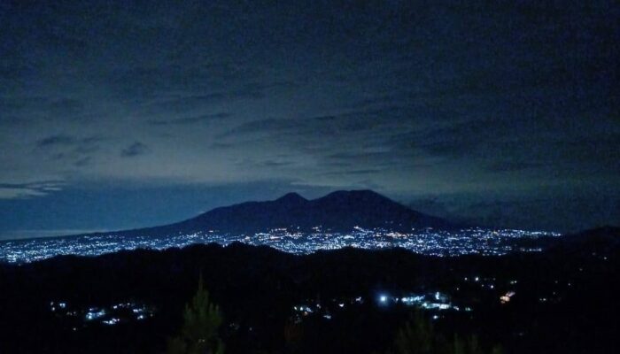 Puncak Satia, Wisata Alam Baru di Nyalindung Sukabumi Sajikan Keasrian Pinus dan View Gunung Gede