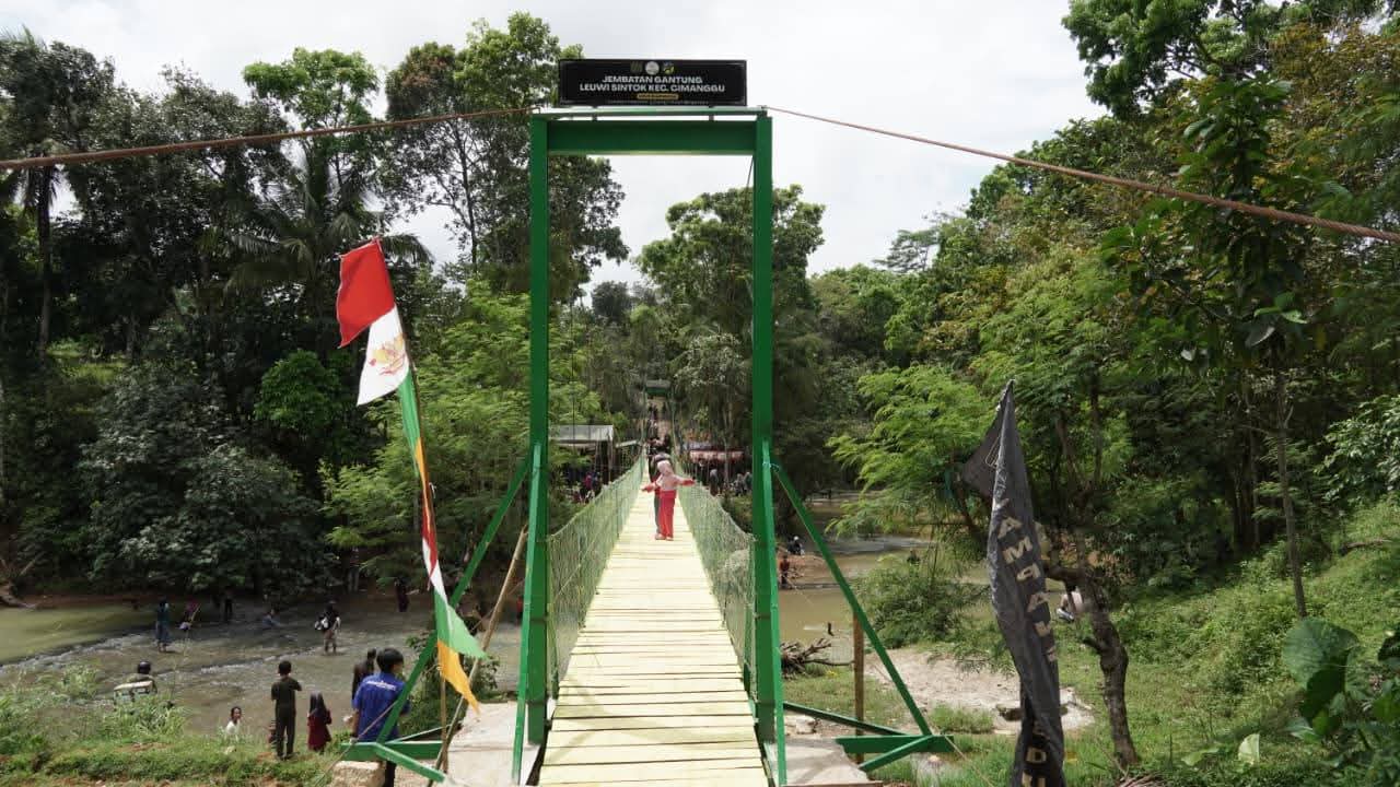 Warga Dua Desa Sukabumi Bersuka Cita, Jembatan Gantung Leuwi Sintok Akhirnya Diresmikan