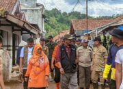 Peduli Kampung Halaman, Anggota DPRD Leni Liawati Tinjau Lokasi Banjir Cikahuripan