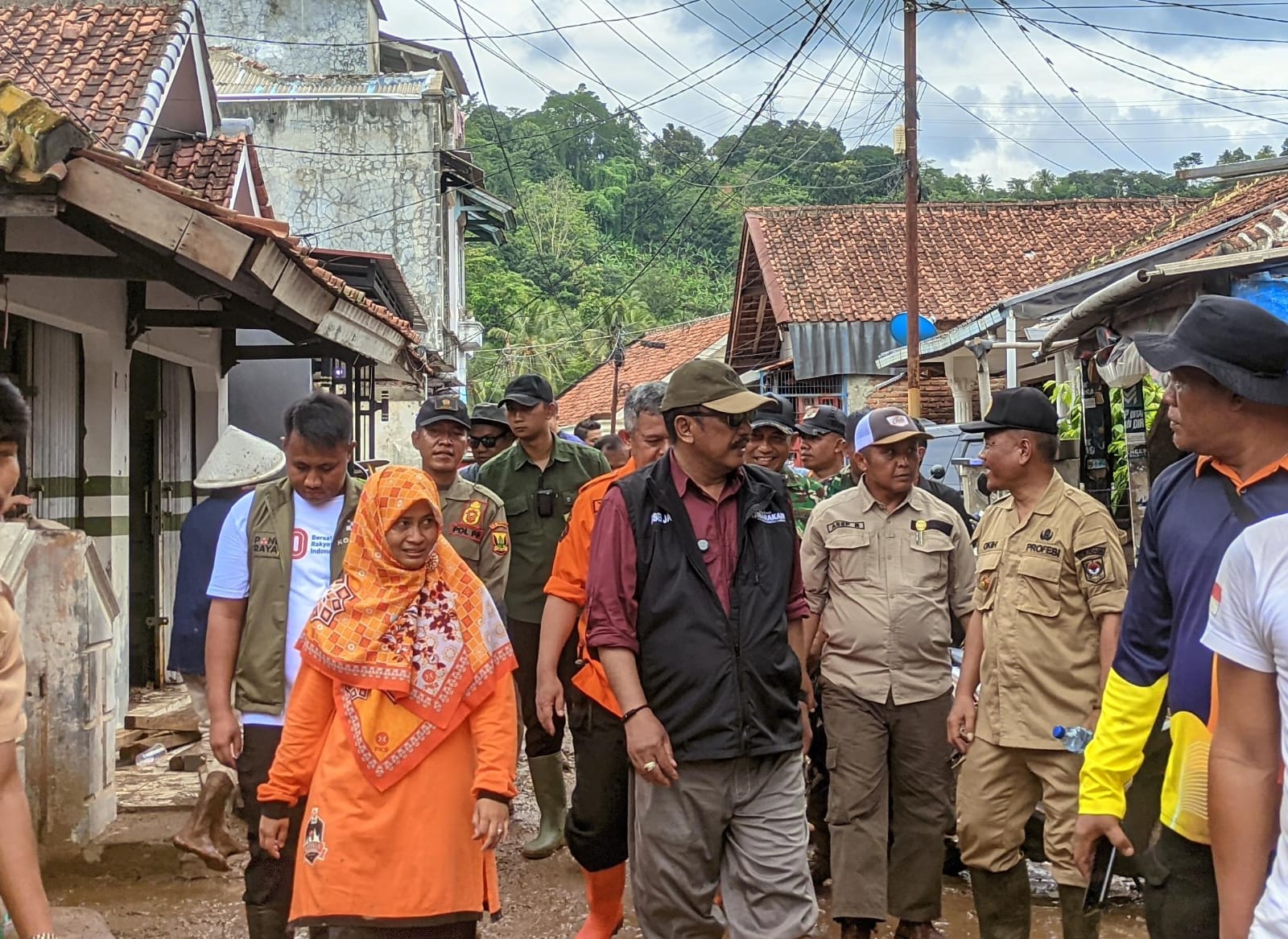Peduli Kampung Halaman, Anggota DPRD Leni Liawati Tinjau Lokasi Banjir Cikahuripan