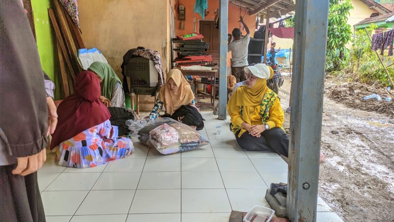 Rika Yulistina Terobos Lumpur, Salurkan Bantuan Hingga Pelosok Bencana Cisolok–Cikakak